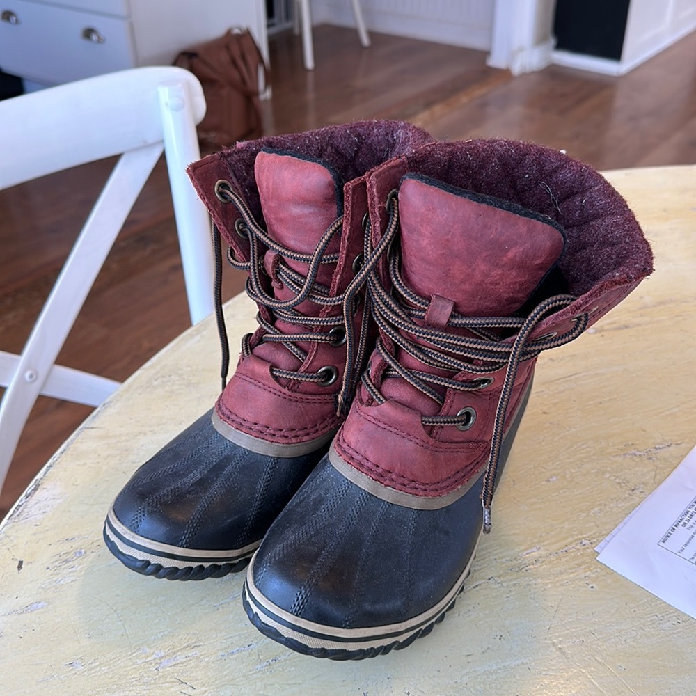 Sorel Snow Boots Red Black Burgundy Lace-Up Size 7
